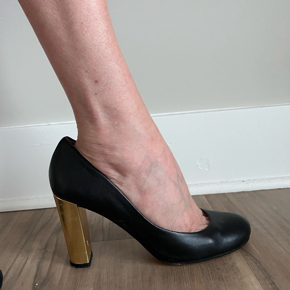 Kate Spade Leslie round toe gold heel pumps in a 8